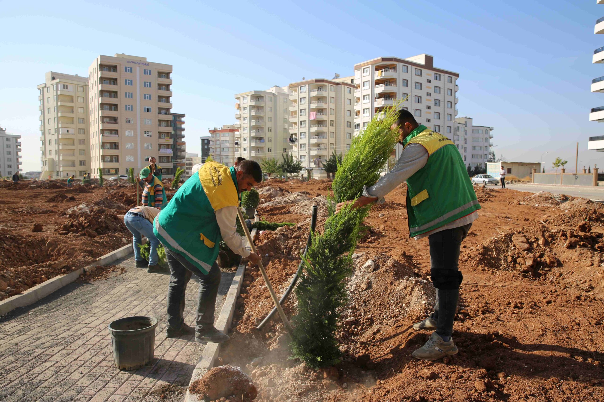 Karaköprü'de Parklar Ağaçlandırılıyor!