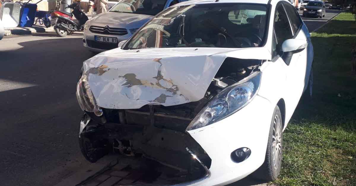 Haliliye'de Araçlar Kafa Kafaya Çarpıştı
