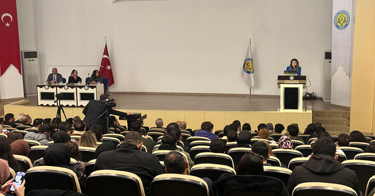 Bağımlılıkla Mücadele Paneli 9 Harran Üniversitesi Bağımlılıkla Mücadele Komisyonu tarafından personel ve öğrencilere yönelik “bağımlı olma bağımsız ol” konulu bir panel gerçekleştirildi.