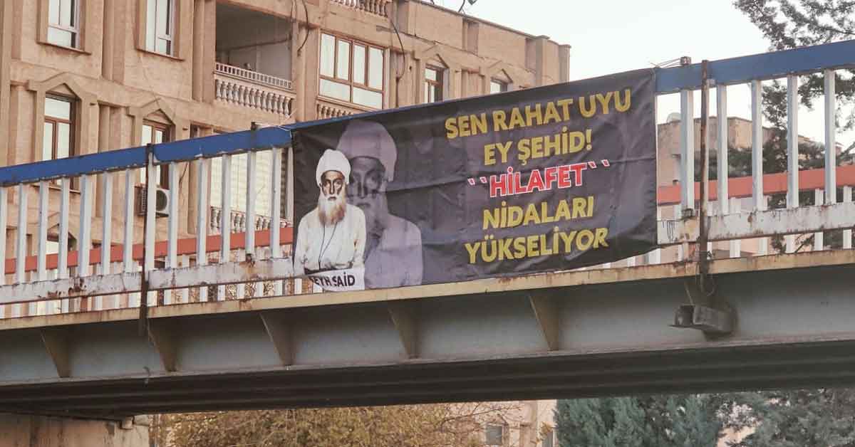Şanlıurfa'da Şeriatçılar Pankart Astı
